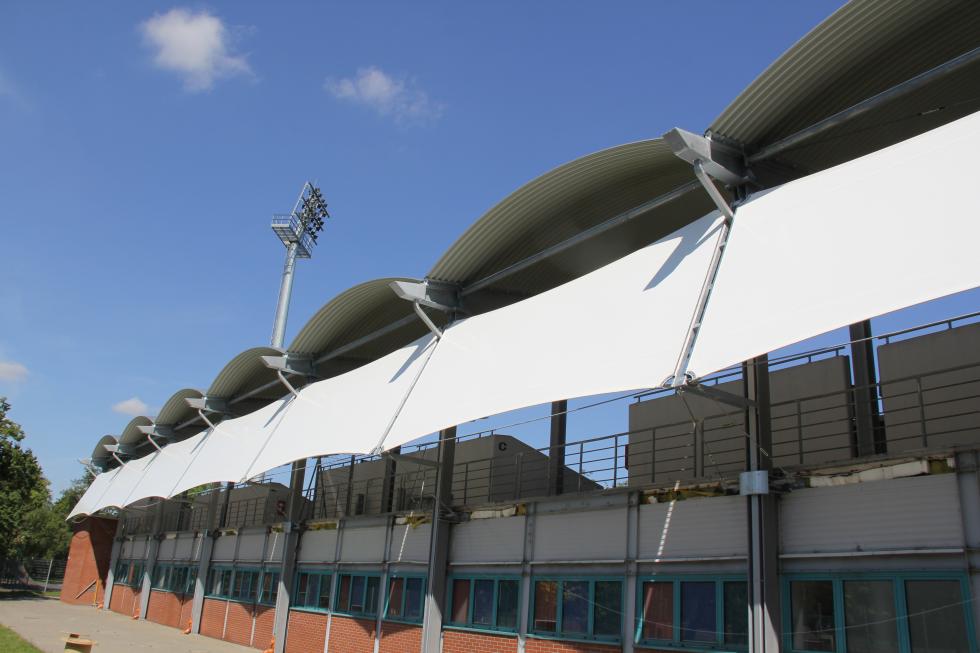 Montaż wiatrołapów na stadionie