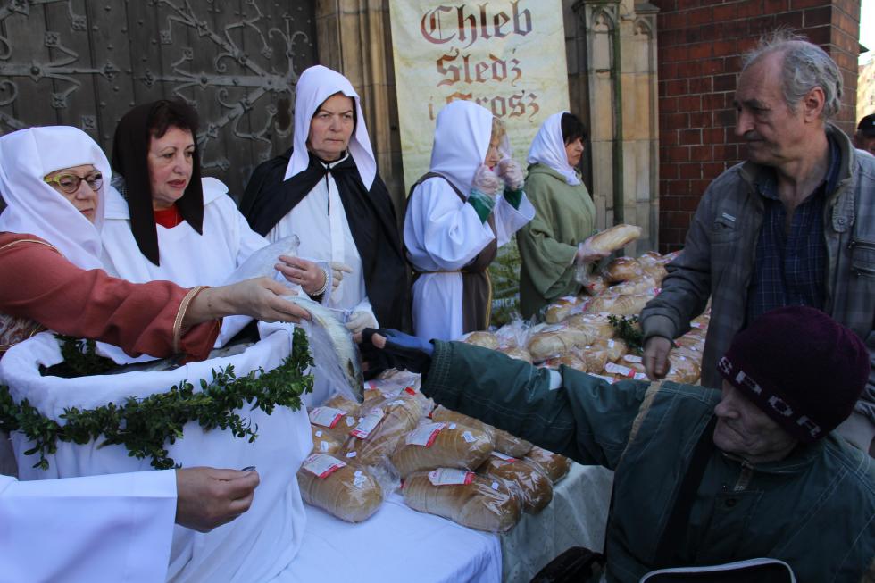 Jałmużniczy chleb, śledź i grosz. Legnicka tradycja, jedyna w kraju