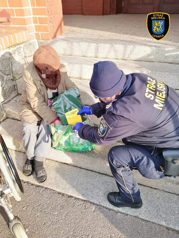 Akcja Zima. Pakiety żywnościowe dla bezdomnych od strażników miejskich 