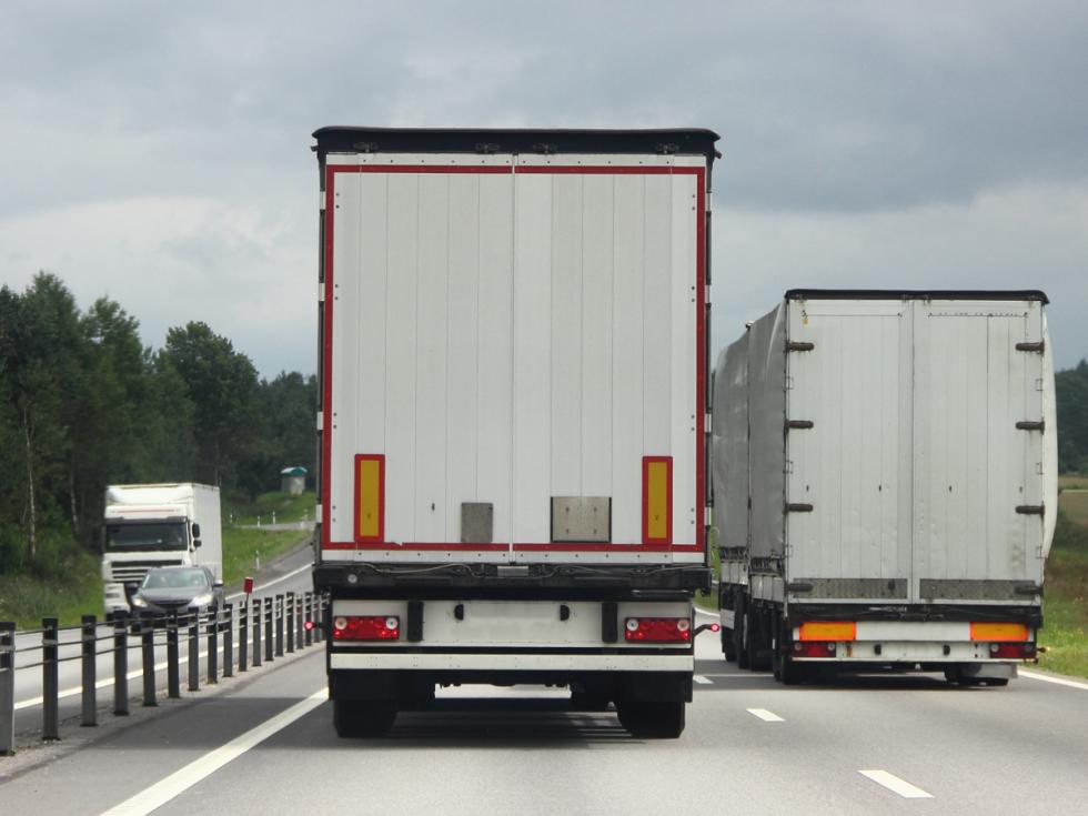 Słowenia: zakaz wyprzedzania dla ciężarówek na wszystkich autostradach.  Eksperci z Yanosik komentują